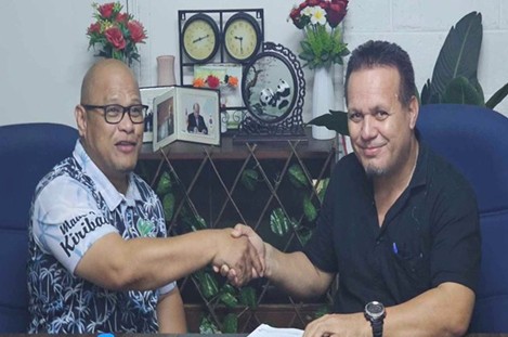 Kautoa Tonganibeia with KCCI CEO Mr. Arobati Teewe Brechtefeld